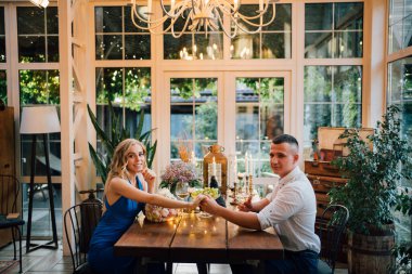 Köy evinde romantik bir akşam yemeği. balayı.