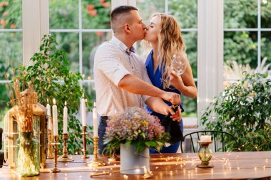 Romantik bir akşam yemeğinde kadehli mutlu çifti severim. Adam şampanya dolduruyor..