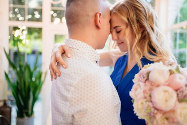 Evlenme teklifi. Nişanlandıktan sonra sarılıp öpüşen iki sevgili..