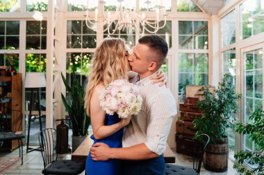 Evlenme teklifi. Nişanlandıktan sonra sarılıp öpüşen iki sevgili..