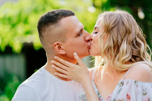 Schönes und glückliches Paar, das Spaß im Garten hat. — Stockfoto