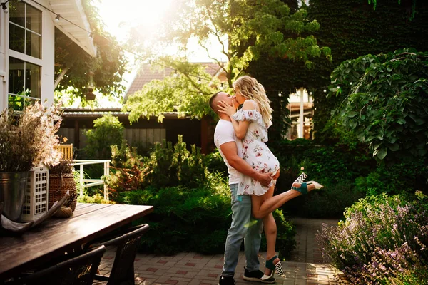 美しく幸せなカップルは庭で楽しんでいます. — ストック写真