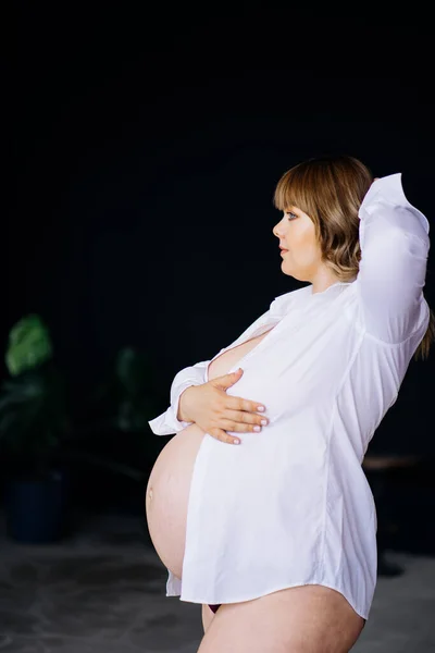 Topless, belle femme enceinte en surpoids en chemise blanche. corps positif. — Photo