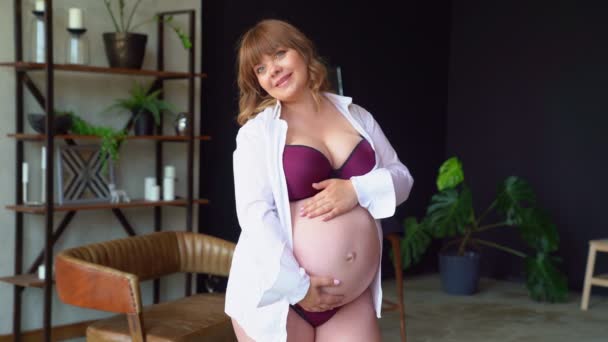 Tělesně pozitivní. těhotná žena s nadváhou ve spodním prádle. — Stock video