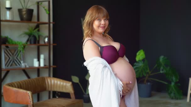 Corpo positivo. grávida com excesso de peso em roupa interior acariciando barriga . — Vídeo de Stock
