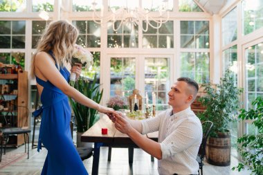 Adam nişan yüzüğünü parmağına takıyor.. 