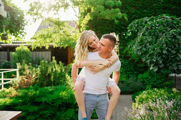 Красивая и счастливая пара, развлекающаяся в саду. — стоковое фото