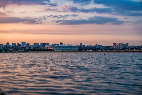 Evening sunset scenery by water with views of city — Stock Photo, Image