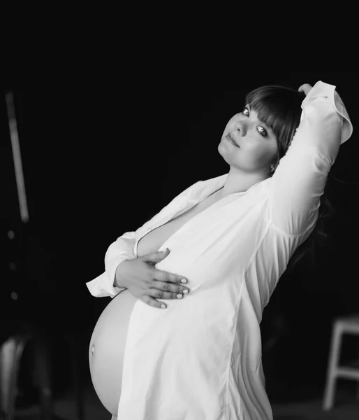 속옷 차림으로 과잉 체중을 가진 임신부. — 스톡 사진