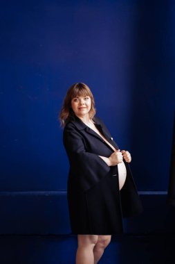 Üstsüz, güzel hamile, aşırı kilolu, mavi ceketli..