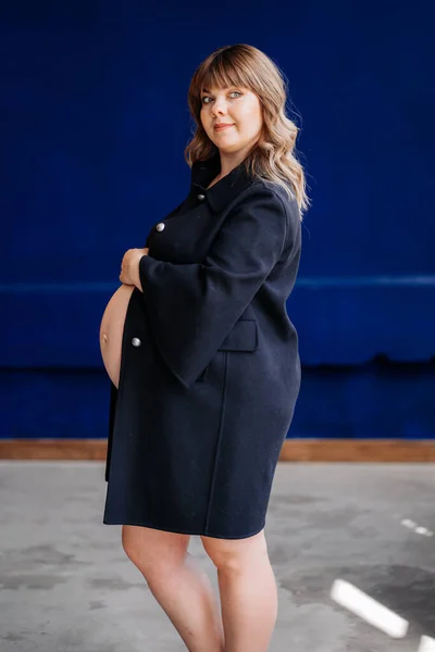 Topless, vacker gravid med övervikt i blå jacka. — Stockfoto