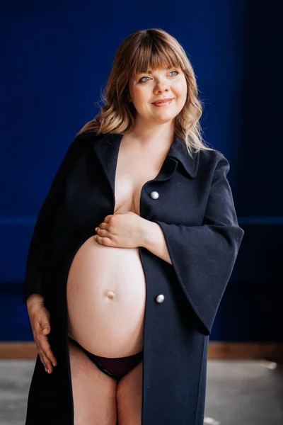 Topless, vacker gravid med övervikt i blå jacka. — Stockfoto