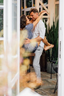 Kapı kapı dolaşıp ahşap masanın yanında kucaklaşan çiftleri görüyorum..