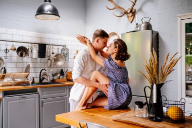 Mutfakta kucaklaşan bir çift. Balayında yeni evliler.