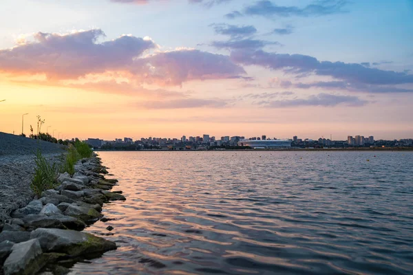 Scenario tramonto serale in acqua con vista sulla città — Foto Stock