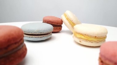 Beyaz masadaki doğal malzemeler ve boyalar..