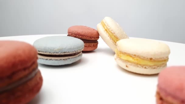 Macarons à partir d'ingrédients naturels et de colorants sur table blanche. — Video