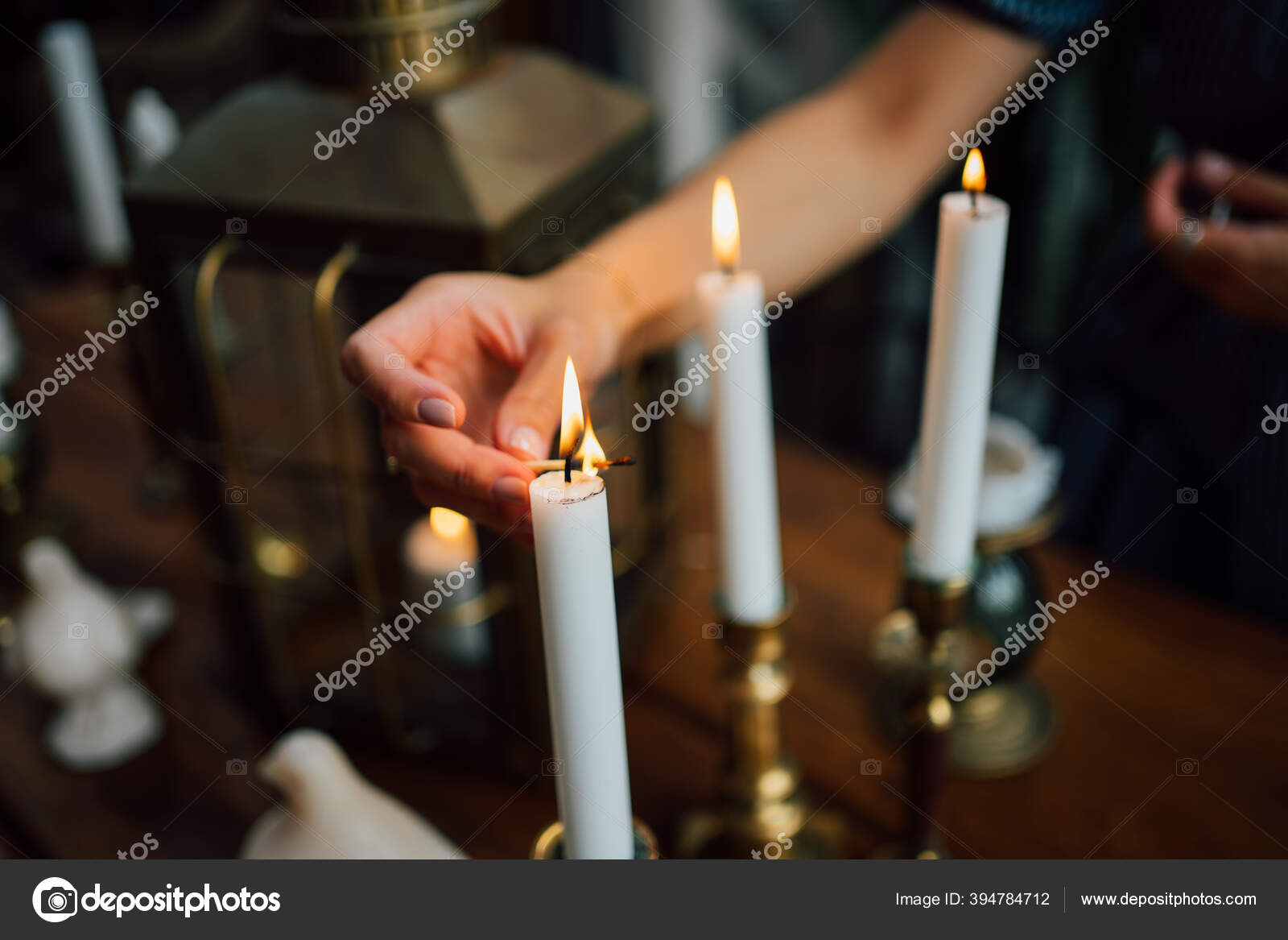 Perempuan Menyalakan Lilin Di Meja Kayu Makan Malam Romantis Stok Foto Sayfutdinov 394784712