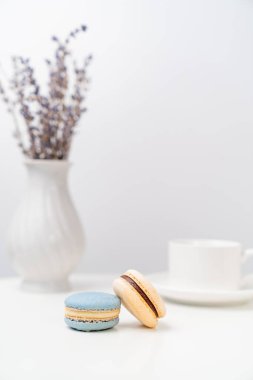 Arka planda makaronlar ve lavantalı vazolar..