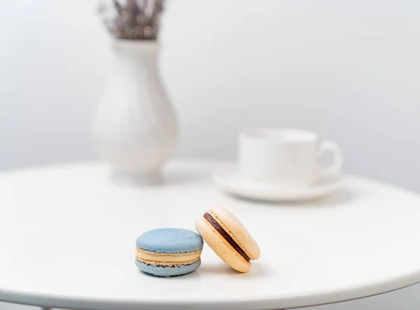 Macarons on background Cup and vase. — Stock Photo, Image