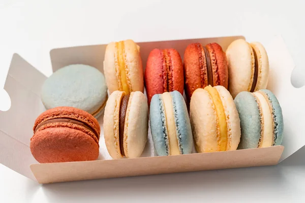 Multicolored macarons from natural ingredients and colors in box. close-up. — Stock Photo, Image