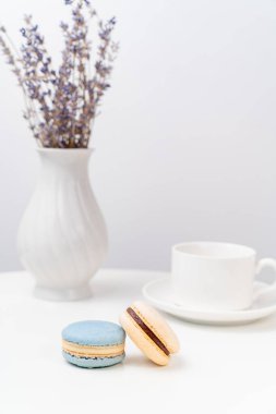 Arka planda makaronlar ve lavantalı vazolar..