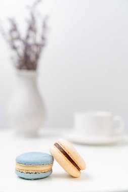 Arka planda makaronlar ve lavantalı vazolar..