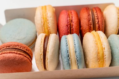 Doğal malzemelerden ve kutudaki renklerden rengarenk makaronlar. yakın plan.