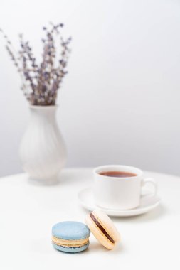 Arka planda makaronlar ve lavantalı vazolar..