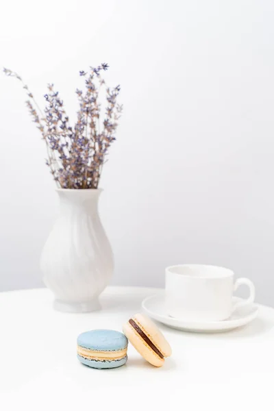 Macarons on background Cup and vase with lavender. — Stock Photo, Image