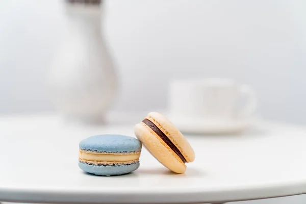 Macarons on background Cup and vase. — Stock Photo, Image