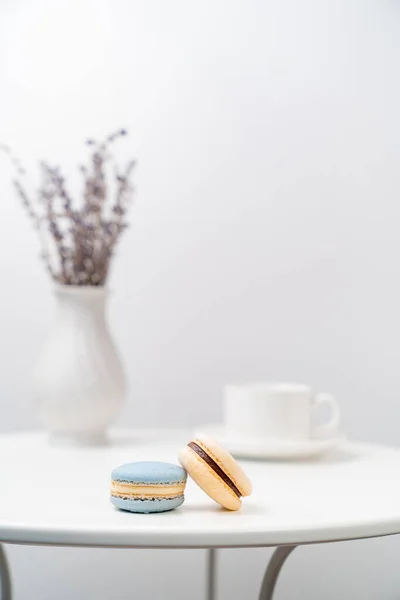 Macarons on background Cup and vase with lavender. — Stock Photo, Image