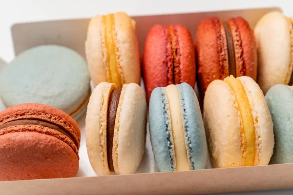 Multicolored macarons from natural ingredients and colors in box. close-up. — Stock Photo, Image