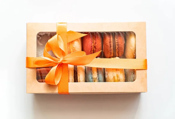 Gift box with macaron inside on white background. — Stock Photo, Image