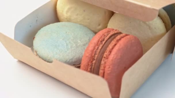 Gros plan macarons multicolores à partir d'ingrédients naturels et de couleurs sortent de l'emballage — Video