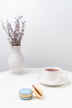 Arka planda makaronlar ve lavantalı vazolar..