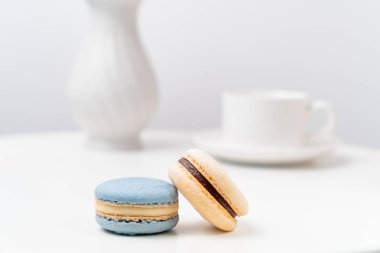 Arka planda mercanlar fincan ve vazo.