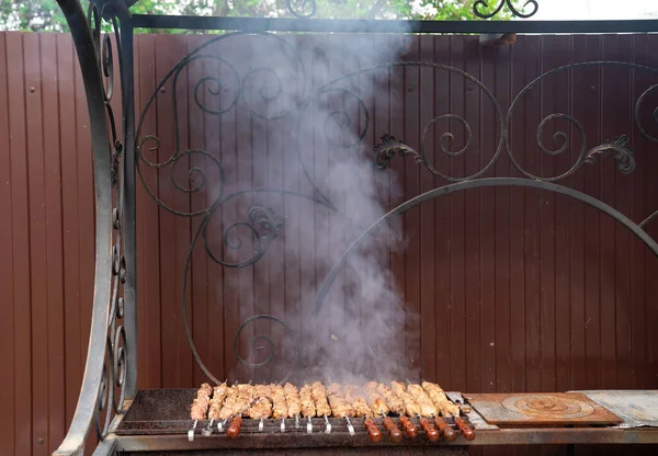 Carne em espetos para cozinhar kebabs na grelha . — Fotografia de Stock