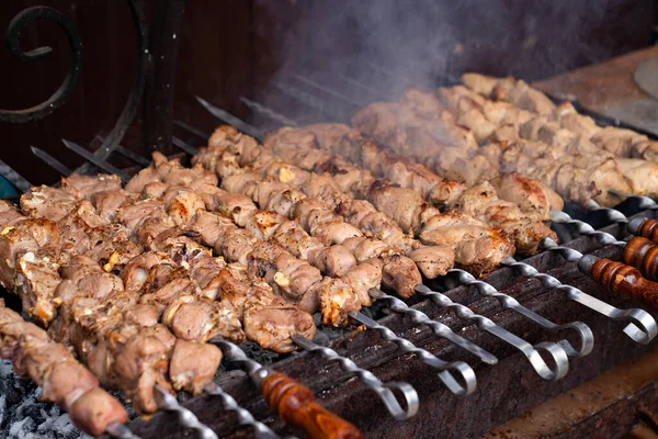 Fleisch am Spieß zum Kochen von Spießen auf dem Grill. — Stockfoto