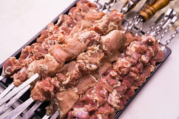 Rohes Fleisch am Spieß zum Kochen von Spießen auf dem Grill. — Stockfoto