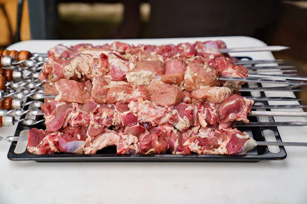 Rohes Fleisch am Spieß zum Kochen von Spießen auf dem Grill. — Stockfoto