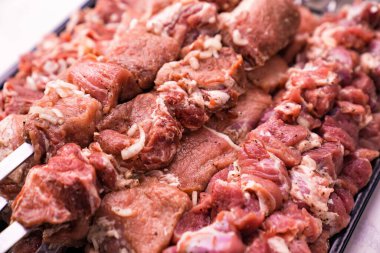 Izgarada kebap pişirmek için çiğ et..