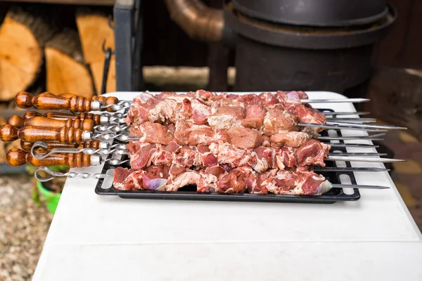 Rauw vlees op spiesen voor het koken van kebab op grill. — Stockfoto