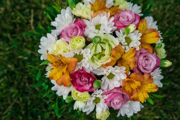 Ramo de flores de colores en el césped verde . —  Fotos de Stock