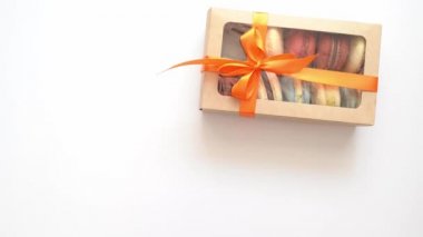 Kurdeleli ve içeriden makaronlu paketler beyaz masaya konur. birkaç kez.