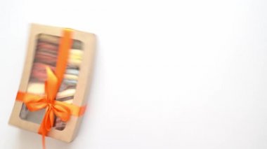 Kurdeleli ve kurdeleli birkaç kez kutu beyaz masa üzerinde kare girer..