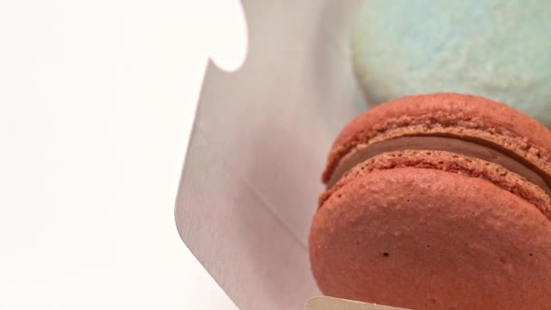 Close-up. macarons van natuurlijke ingrediënten en kleuren bewegen in doos — Stockvideo