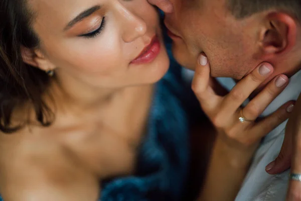 Sevgili erkek ve kadının yakın çekimi. romantik ilişki.