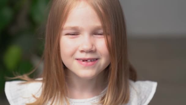 Niña balancea la lengua y los dedos delanteros de los dientes de leche. — Vídeos de Stock