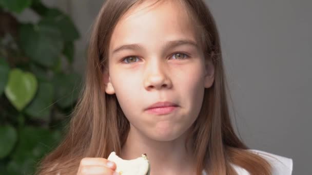 Adolescente menina mordidas de macaron comendo — Vídeo de Stock